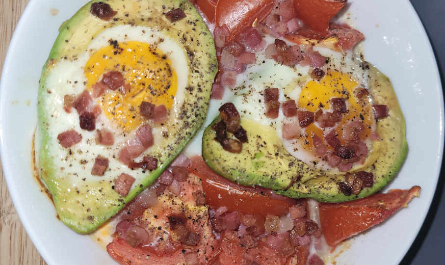 Gebackene-Avocado-mit-Ei-Speck-und-Tomate